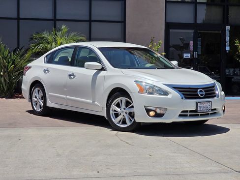 Used 2015 Nissan Altima 2.5 SV FWD image 3