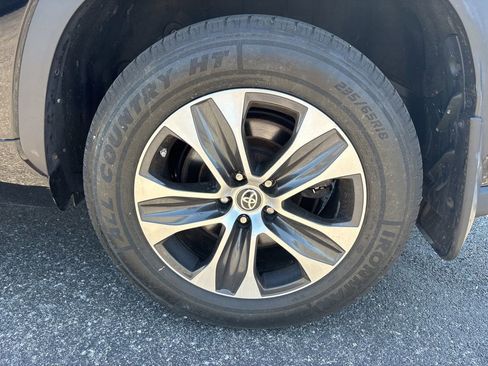 Used 2021 Toyota Highlander XLE AWD/4WD image 6