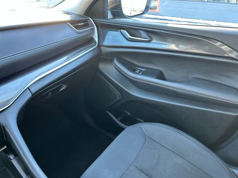 Used 2023 Jeep Grand Cherokee Laredo w/ Luxury Tech Group I image 34