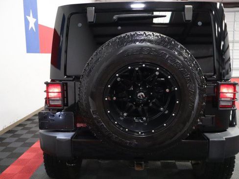 Used 2017 Jeep Wrangler Unlimited Sahara w/ Connectivity Group AWD/4WD image 24