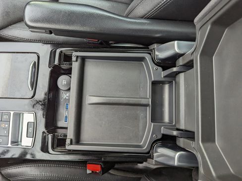 Used 2018 Land Rover Discovery HSE image 27