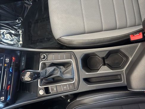 Used 2025 Volkswagen Jetta SE w/ Sunroof Package FWD image 16