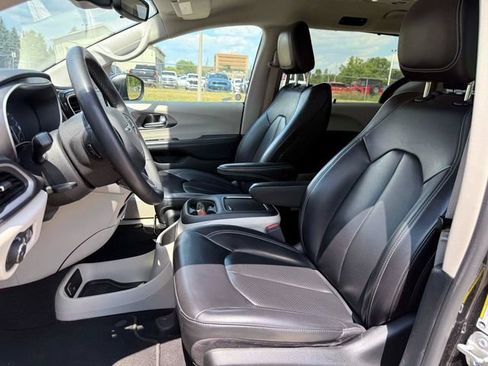 Used 2023 Chrysler Pacifica Touring-L FWD image 15
