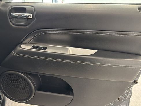 Used 2014 Jeep Compass Latitude image 27