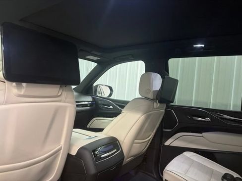 Used 2021 Cadillac Escalade Sport w/ LPO, Illumination Package RWD image 16