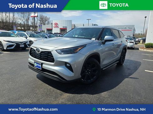 Used 2022 Toyota Highlander LE FWD image 1