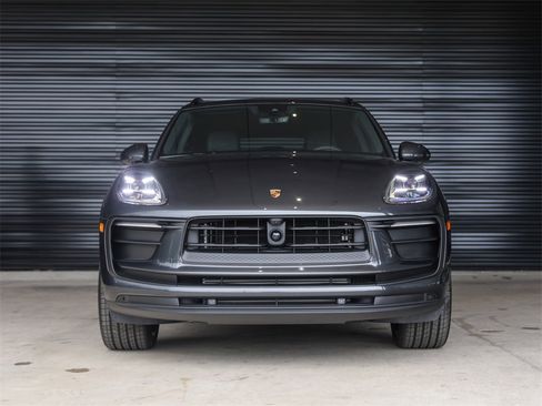 Used 2025 Porsche Macan image 10