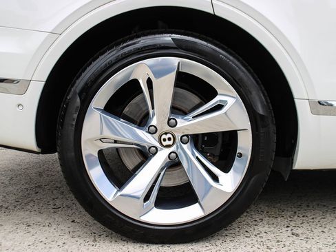 Used 2020 Bentley Bentayga Plug-In Hybrid AWD/4WD image 40