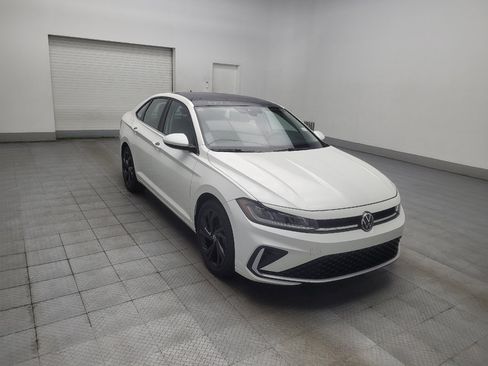 Used 2025 Volkswagen Jetta SE w/ Sunroof Package FWD image 13