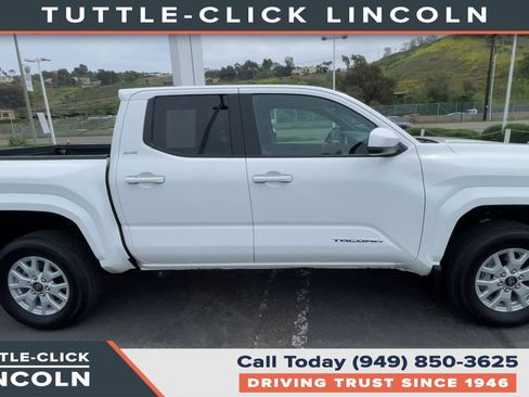 Used 2025 Toyota Tacoma SR5 AWD/4WD image 9