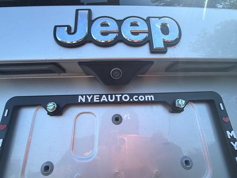 Used 2018 Jeep Renegade Limited w/ UConnect 8.4 Nav Group AWD/4WD image 11