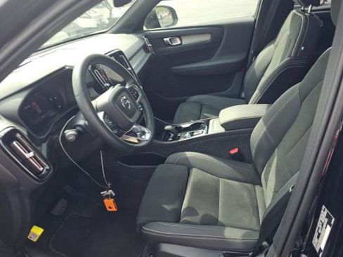 Used 2025 Volvo XC40 B5 Plus image 2