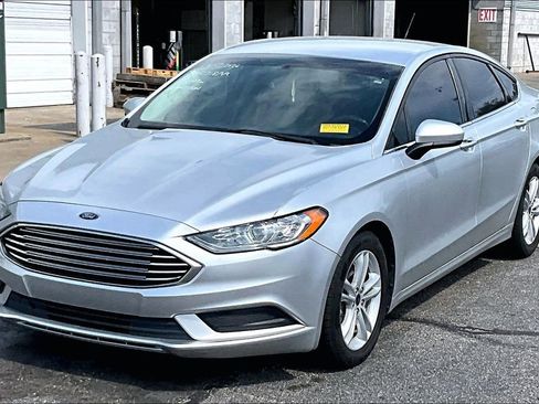 Used 2018 Ford Fusion SE w/ Fusion SE Technology Package FWD image 2