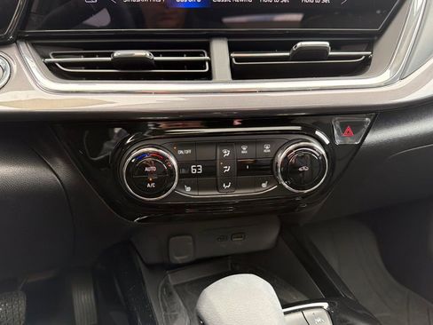 Used 2025 Chevrolet Trax ACTIV w/ Sunroof Package FWD image 27