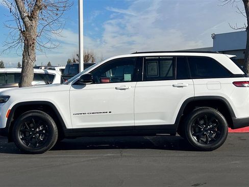 Used 2025 Jeep Grand Cherokee Altitude image 7