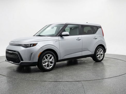 Used 2025 Kia Soul LX w/ LX Technology Package FWD image 3