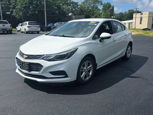 Used 2017 Chevrolet Cruze LT w/ Convenience Package FWD image 3