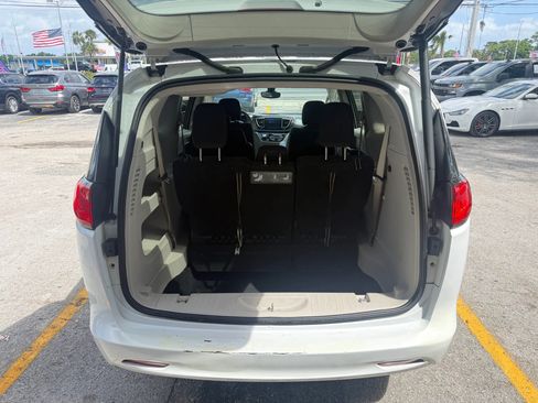 Used 2017 Chrysler Pacifica Touring image 5
