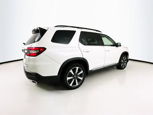 New 2025 Honda Pilot Touring image 6
