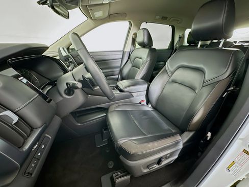 Used 2023 Nissan Pathfinder SL w/ Cargo Package FWD image 13