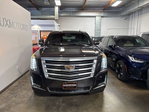 Used 2017 Cadillac Escalade ESV Platinum image 2