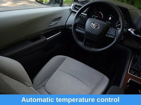 Used 2024 Toyota Sienna LE AWD/4WD image 2