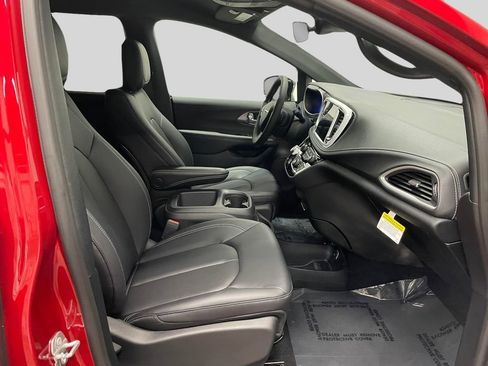 New 2026 Chrysler Pacifica Select image 9