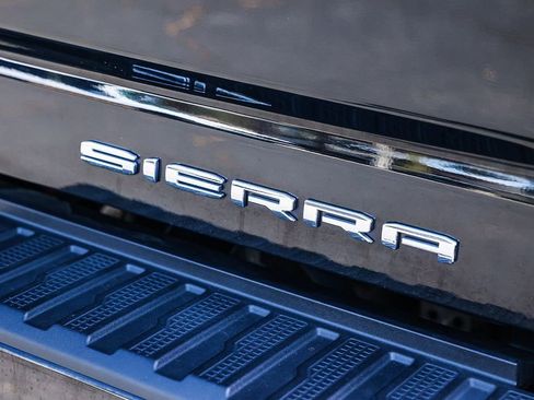 Used 2021 GMC Sierra 2500 Denali w/ Denali Black Diamond Edition image 13