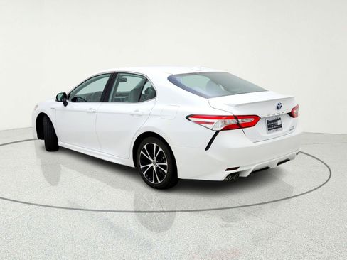 Used 2020 Toyota Camry SE w/ Sunroof Package image 5