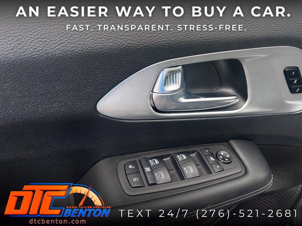 Used 2025 Chrysler Pacifica Limited AWD/4WD image 11