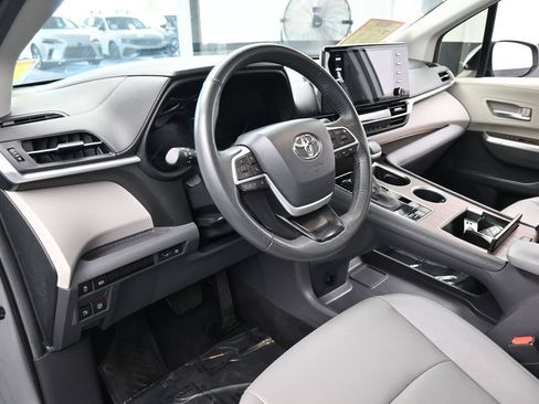 Used 2024 Toyota Sienna XLE FWD image 10