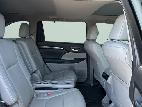 Used 2014 Toyota Highlander Limited w/ Driver Technology Package AWD/4WD image 31