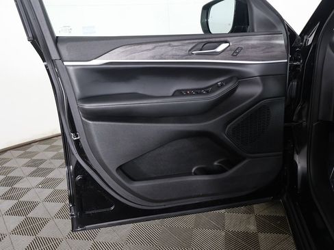 Used 2023 Jeep Grand Cherokee Limited AWD/4WD image 25