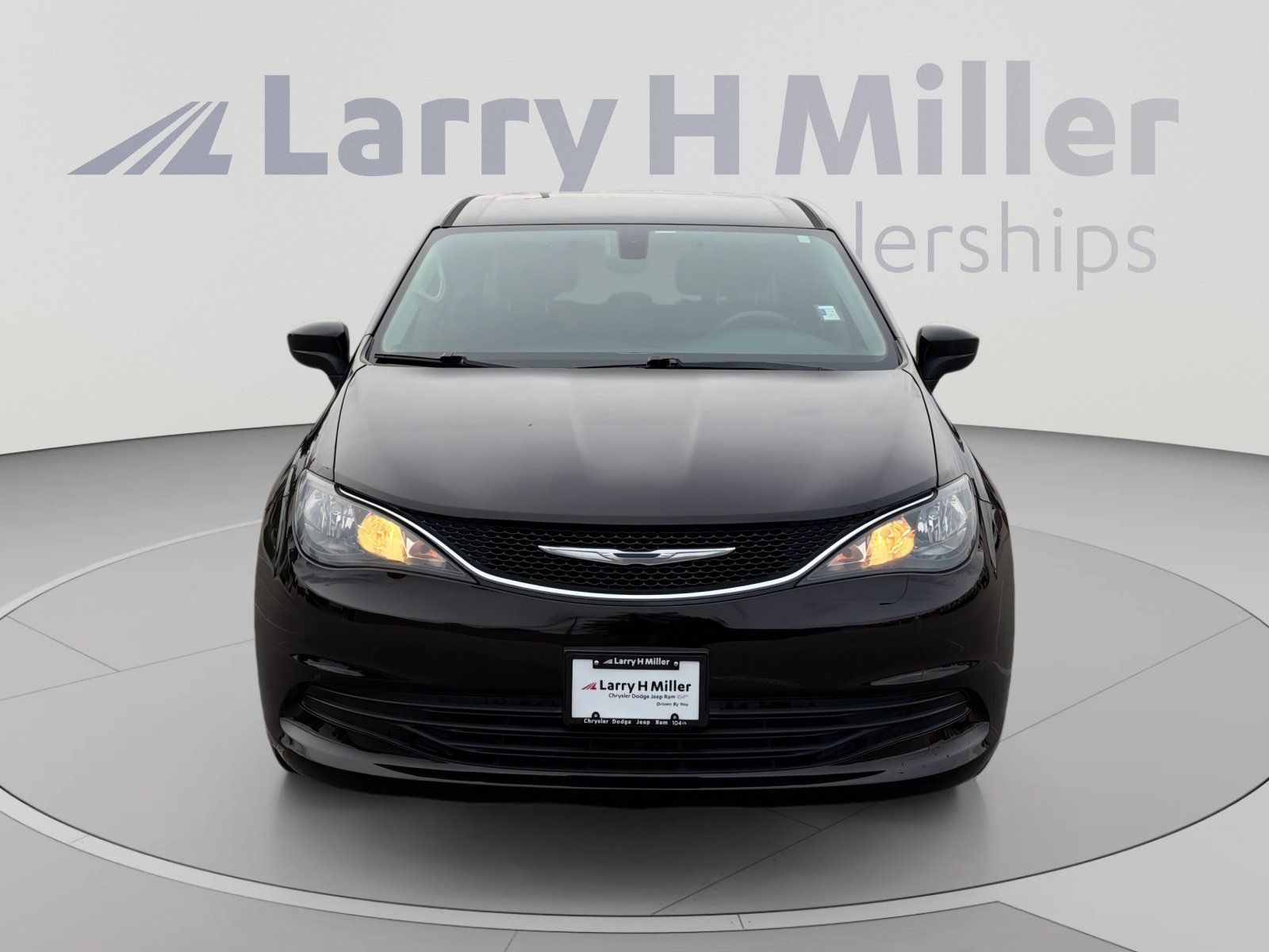 Used 2017 Chrysler Pacifica Touring w/ Tire & Wheel Group FWD image 9