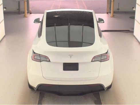 Used 2021 Tesla Model Y Long Range image 4