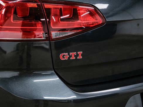 Used 2017 Volkswagen GTI SE image 50
