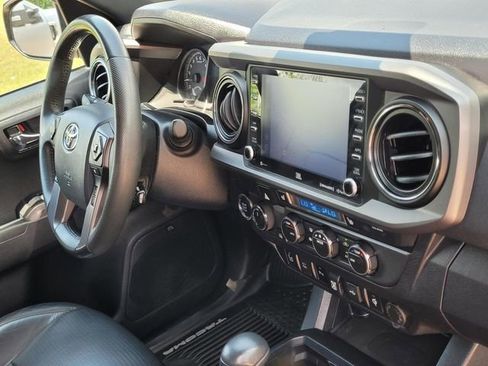 Used 2020 Toyota Tacoma TRD Sport w/ TRD Premium Sport Package AWD/4WD image 11