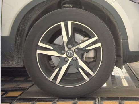 Used 2024 Volvo XC40 B5 Core AWD/4WD image 13