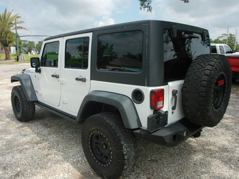 Used 2015 Jeep Wrangler Unlimited Rubicon w/ Connectivity Group AWD/4WD image 8