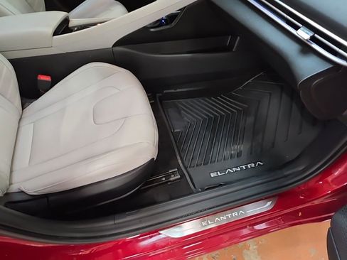 Used 2024 Hyundai Elantra Limited image 10