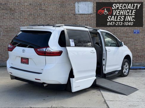 Used 2017 Toyota Sienna LE image 1