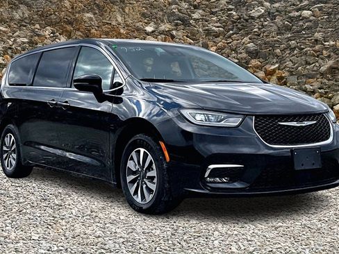 Used 2023 Chrysler Pacifica Touring-L image 10