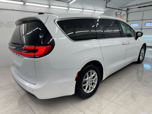 Used 2024 Chrysler Pacifica Touring-L FWD image 4