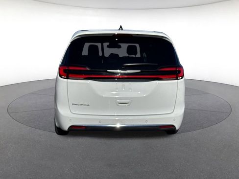 Certified 2025 Chrysler Pacifica Select image 4