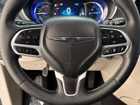 Used 2024 Chrysler Pacifica Select image 42