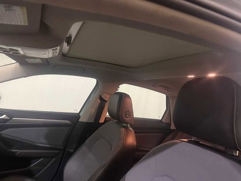 Certified 2025 Volkswagen Jetta SE w/ Sunroof Package image 22