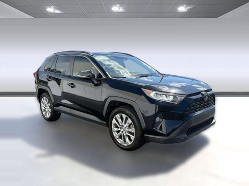 Used 2019 Toyota RAV4 XLE Premium w/ Cold Weather Package FWD image 7