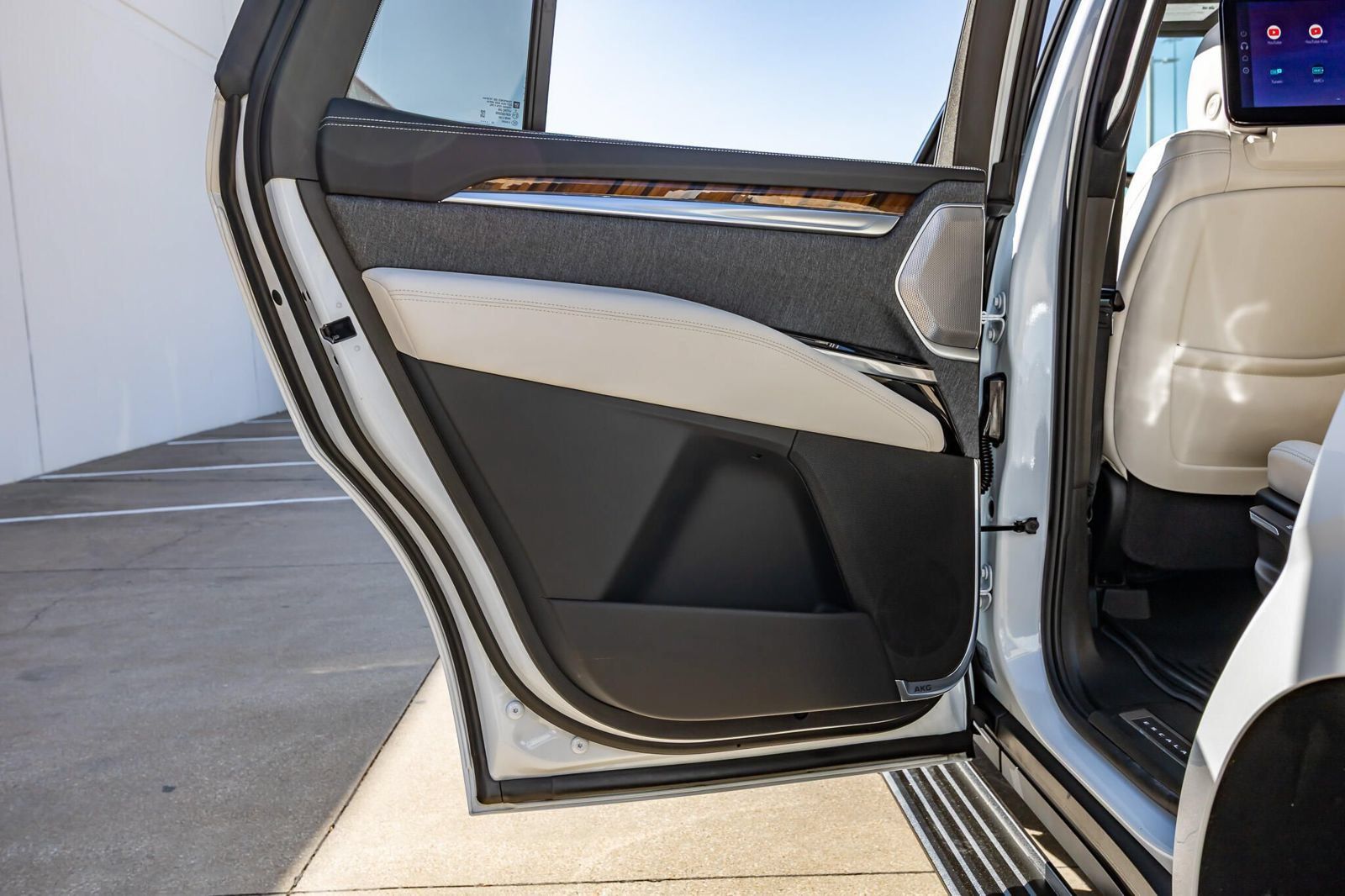 Used 2026 Cadillac Escalade Platinum Sport w/ LPO, Floor Liner Package AWD/4WD image 52
