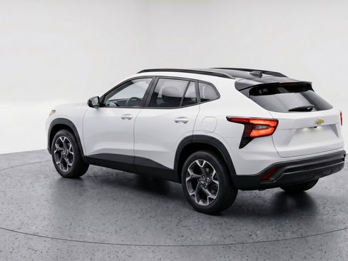 Used 2025 Chevrolet Trax LT FWD image 6