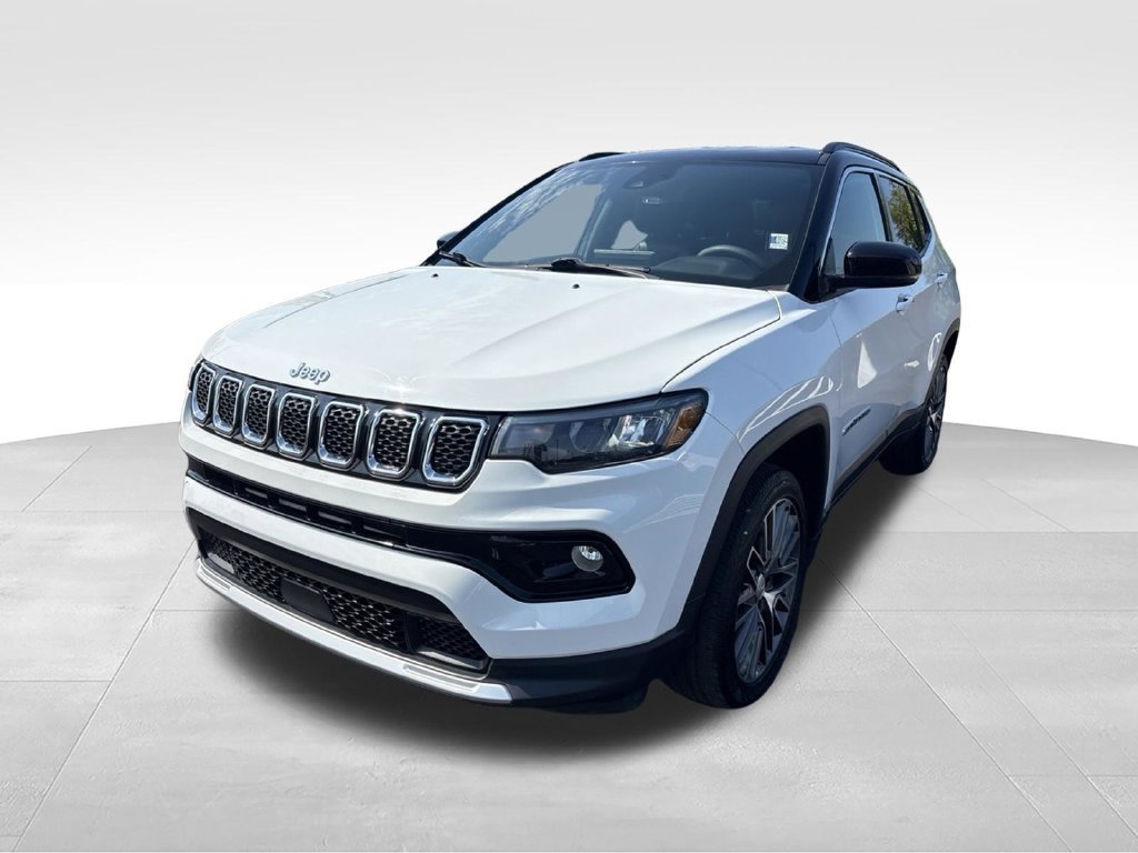 Certified 2023 Jeep Compass Limited w/ Elite Group AWD/4WD image 8